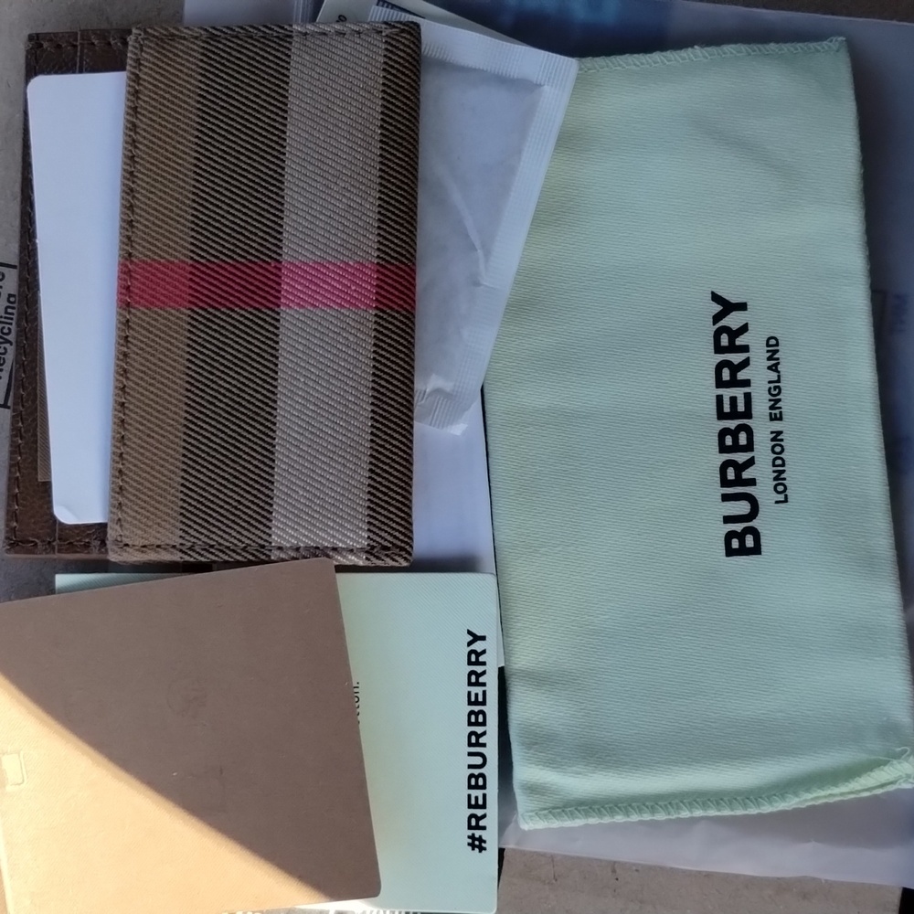 3$ Run on a live show. Burberry Card Case